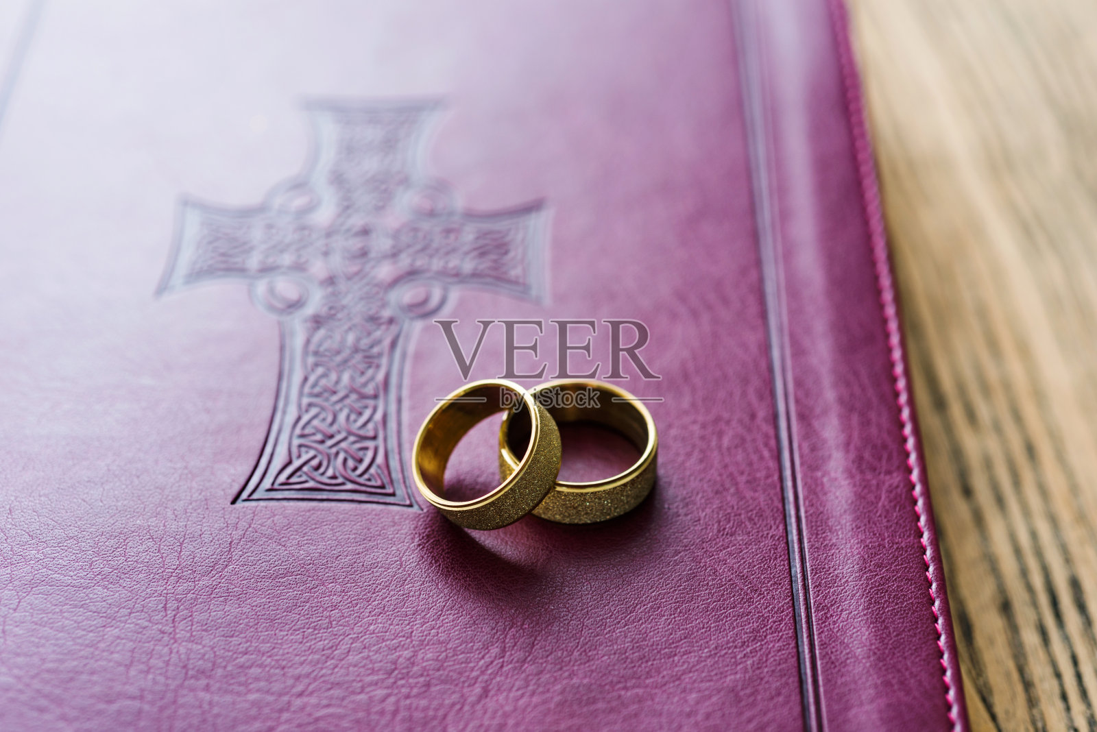 圣经里的结婚戒指照片摄影图片