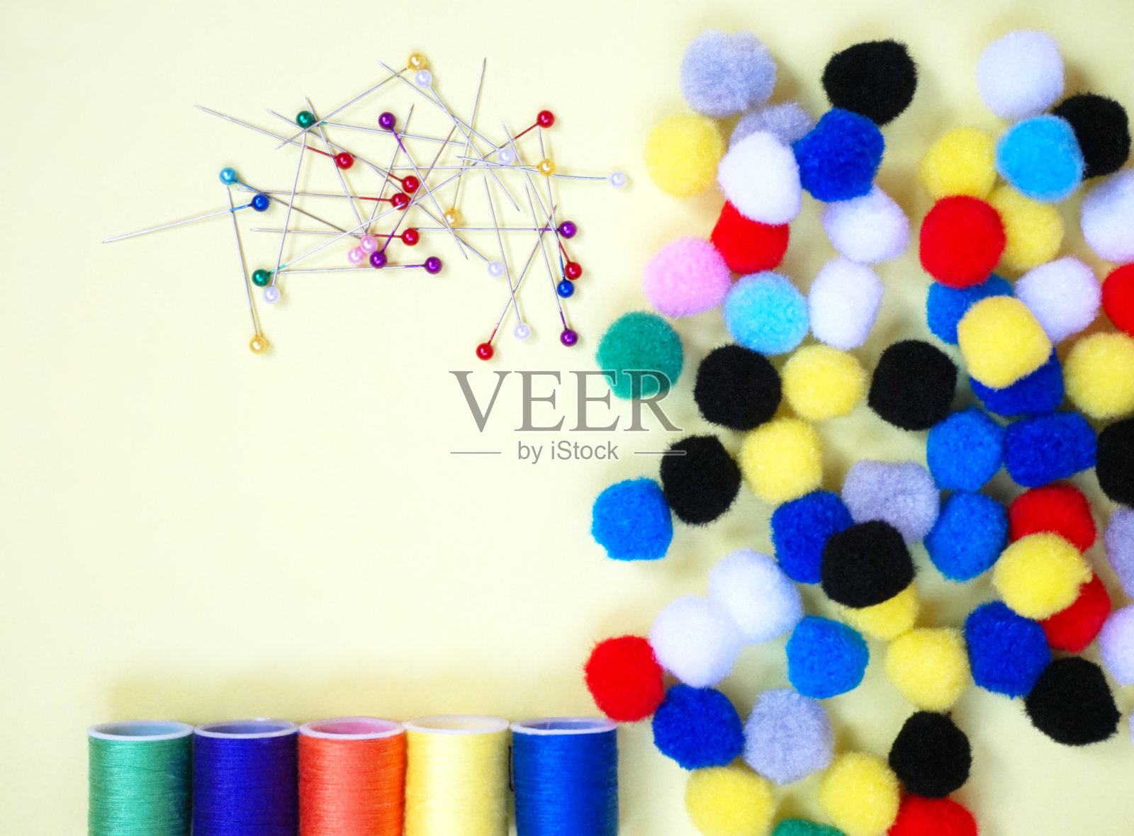 别针，棉线和迷你球球，颜色鲜艳的缝纫配件照片摄影图片