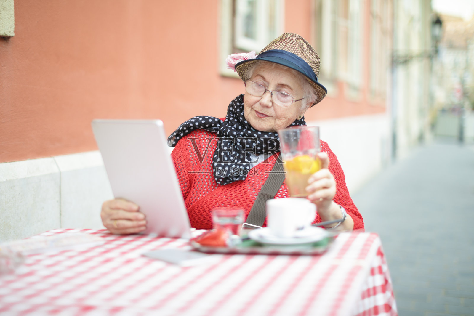 美丽活跃的老年女性照片摄影图片