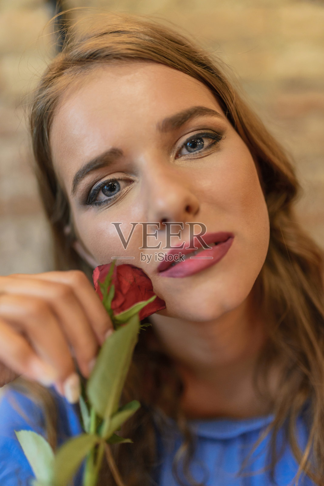喜欢玫瑰香味的可爱女人照片摄影图片