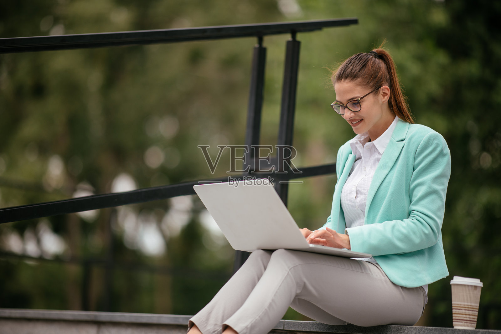 年轻的女商人正在喝咖啡休息照片摄影图片