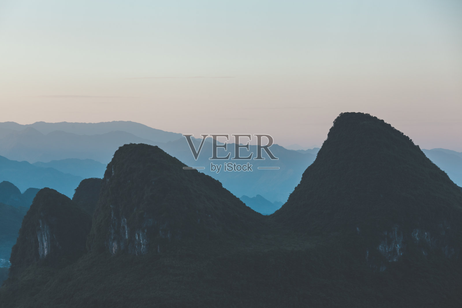 美丽的喀斯特山景观照片摄影图片