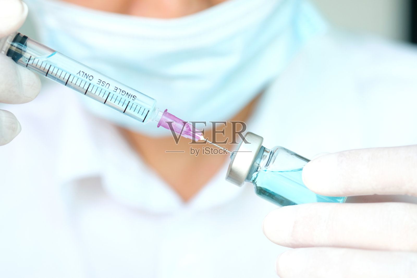 医生手持注射器和药瓶。准备注射照片摄影图片