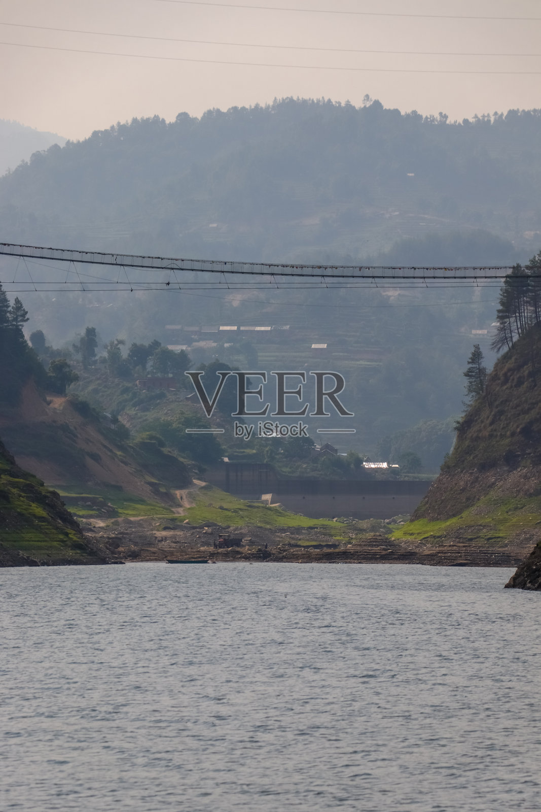 背景为因陀罗巴湖、吊桥和山脉照片摄影图片