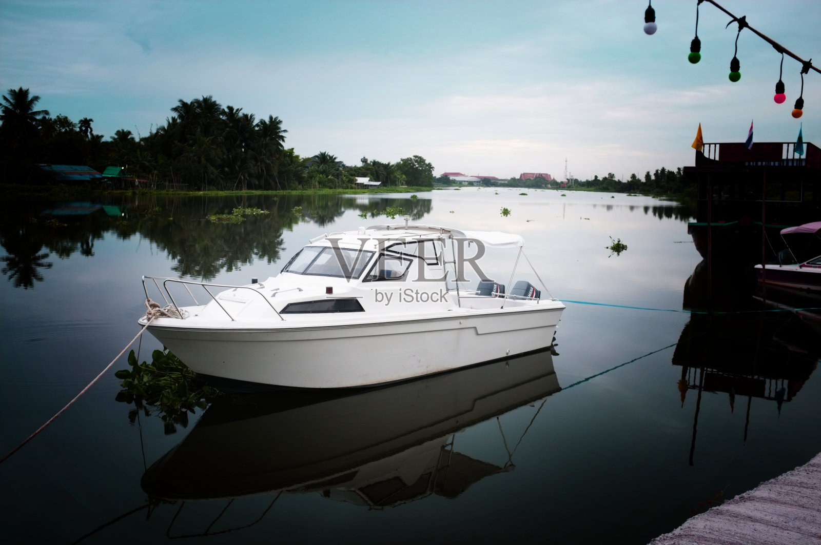 泰国运河里的快艇照片摄影图片