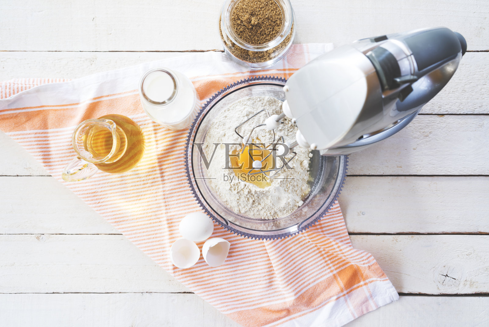 用台式搅拌机搅拌面粉和鸡蛋照片摄影图片
