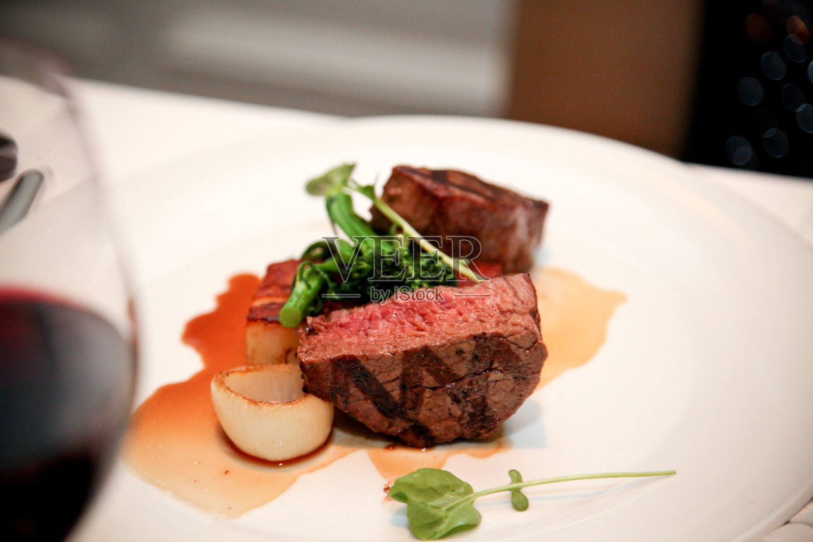 高档餐厅的牛排配红酒照片摄影图片