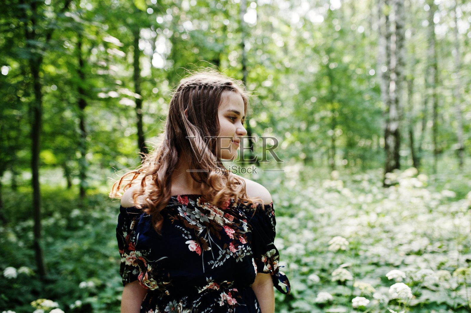 一个迷人的年轻女孩的肖像照片摄影图片