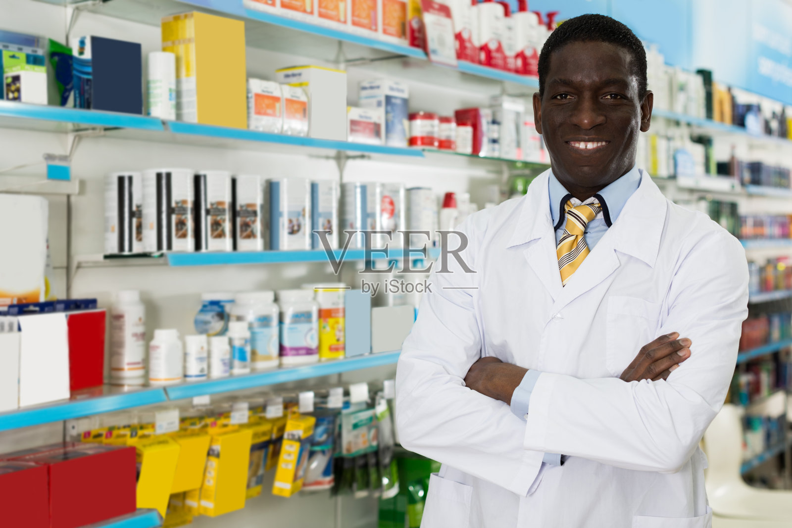 一个药剂师站在架子后面照片摄影图片