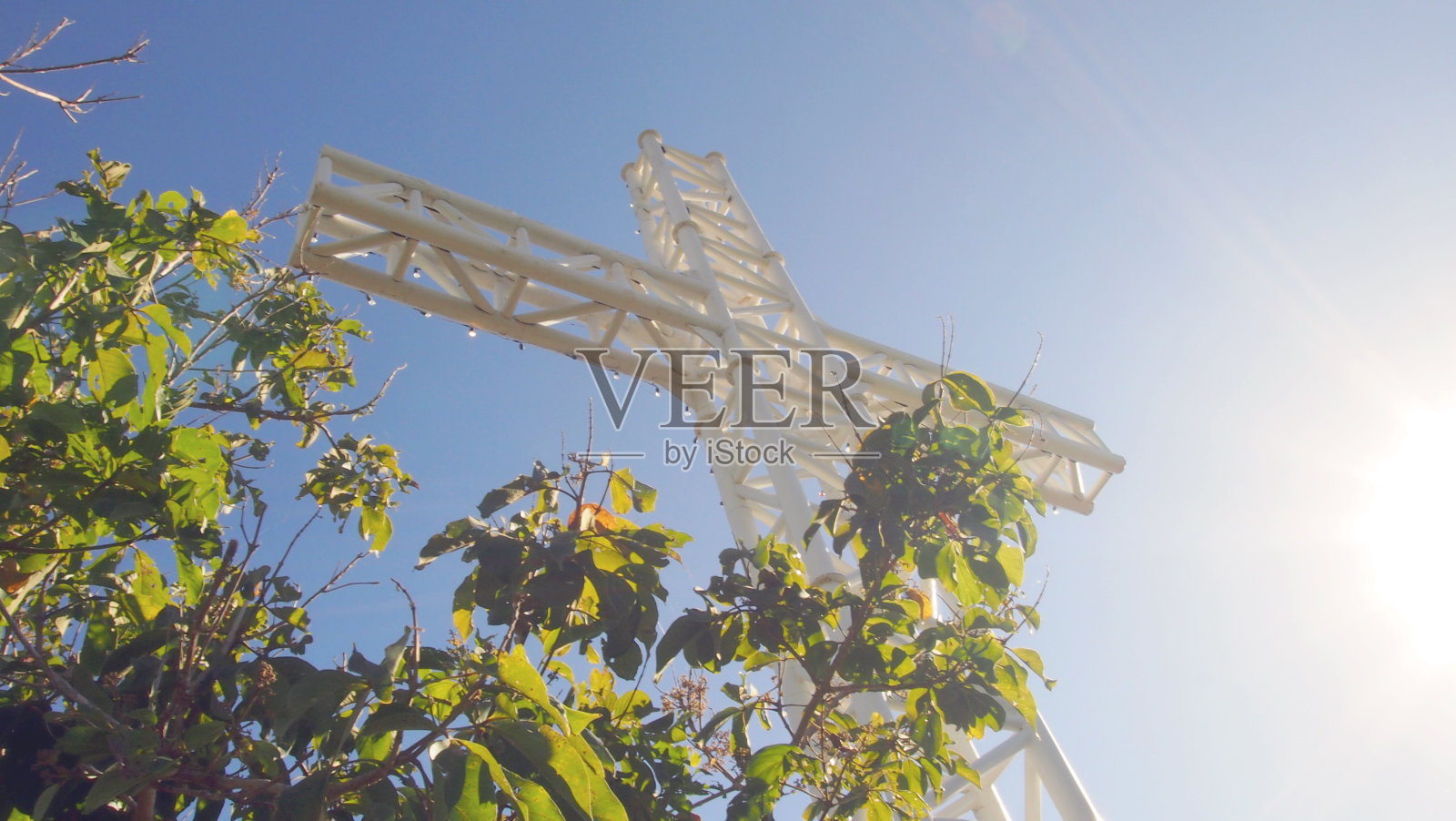 图为菲律宾巴拉望科伦塔皮亚斯山顶上的白色十字架照片摄影图片