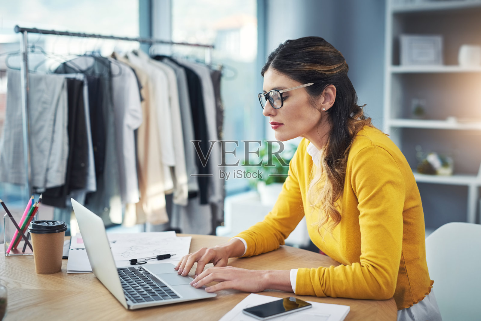 科技推动时尚行业发展照片摄影图片