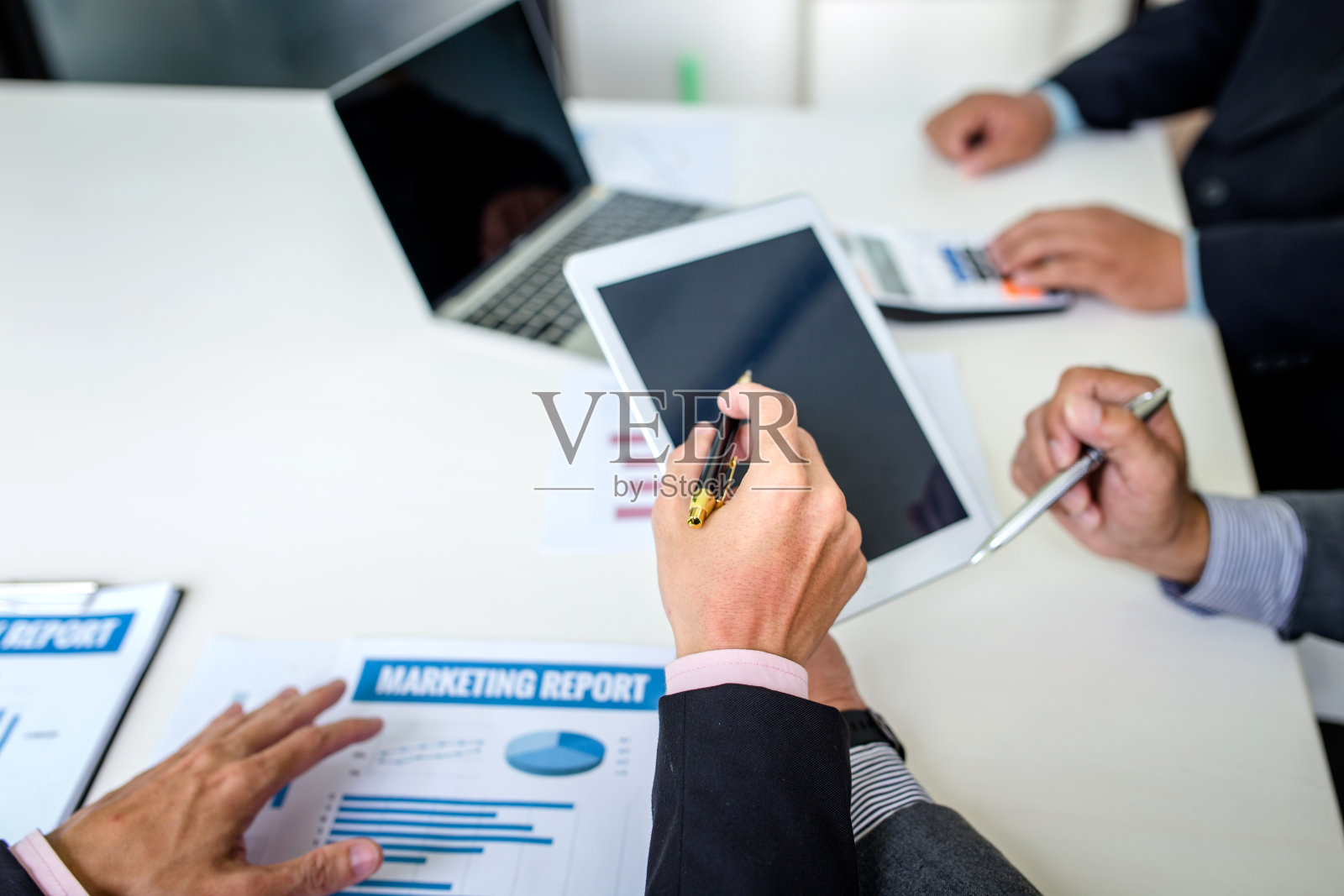 一群商务人士在会议上讨论金融投资。照片摄影图片