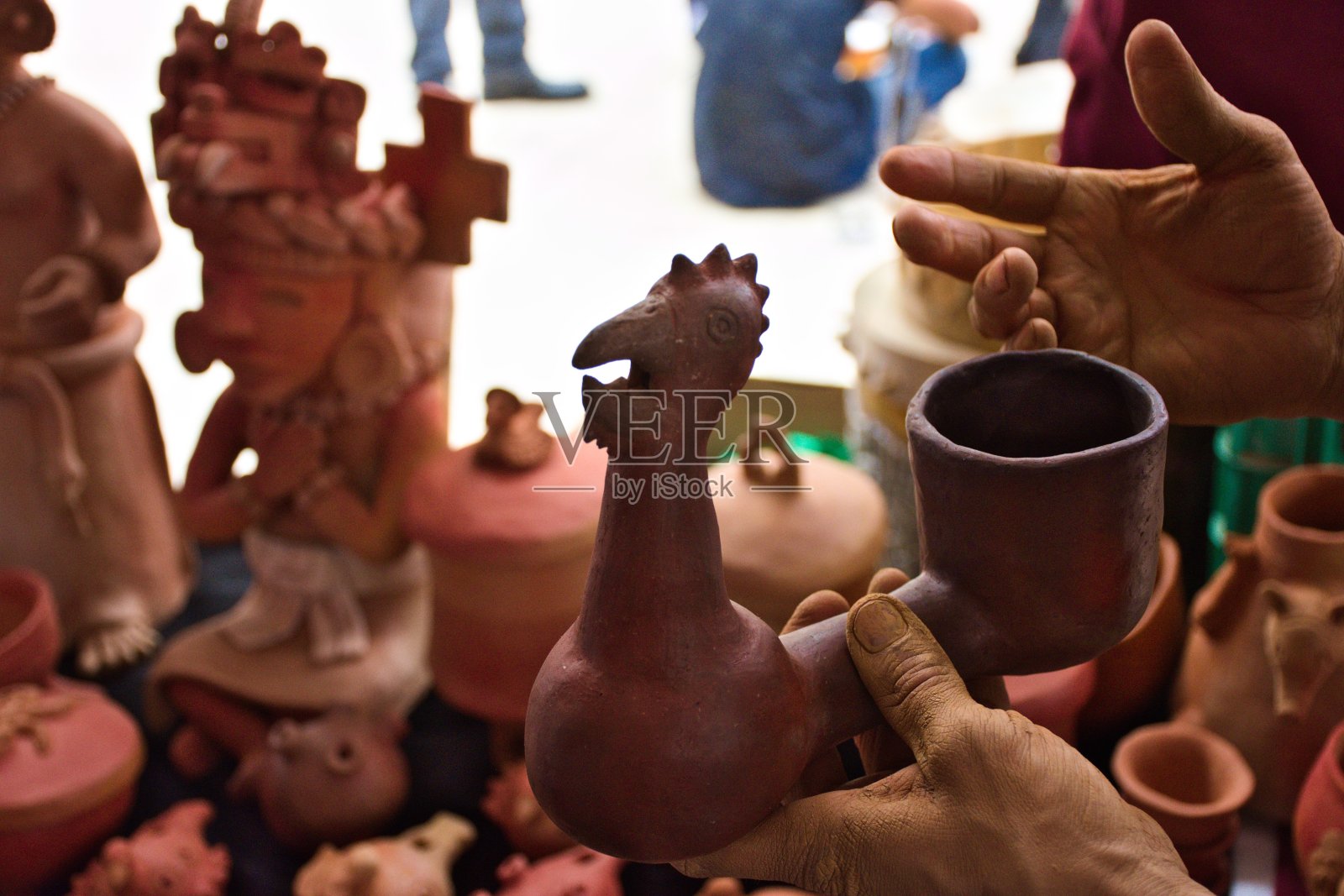 用水发出声音的前西班牙乐器。照片摄影图片