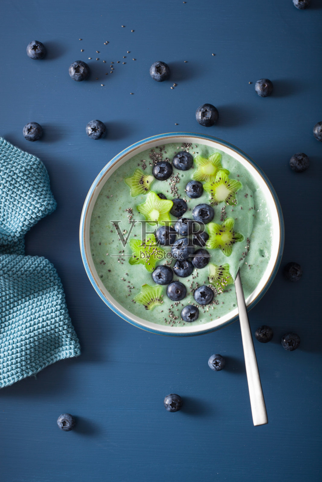 健康的螺旋藻冰沙碗，蓝莓，猕猴桃，奇异子照片摄影图片