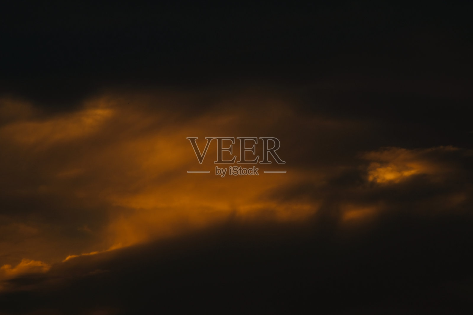 乌云和黑暗的天空照片摄影图片