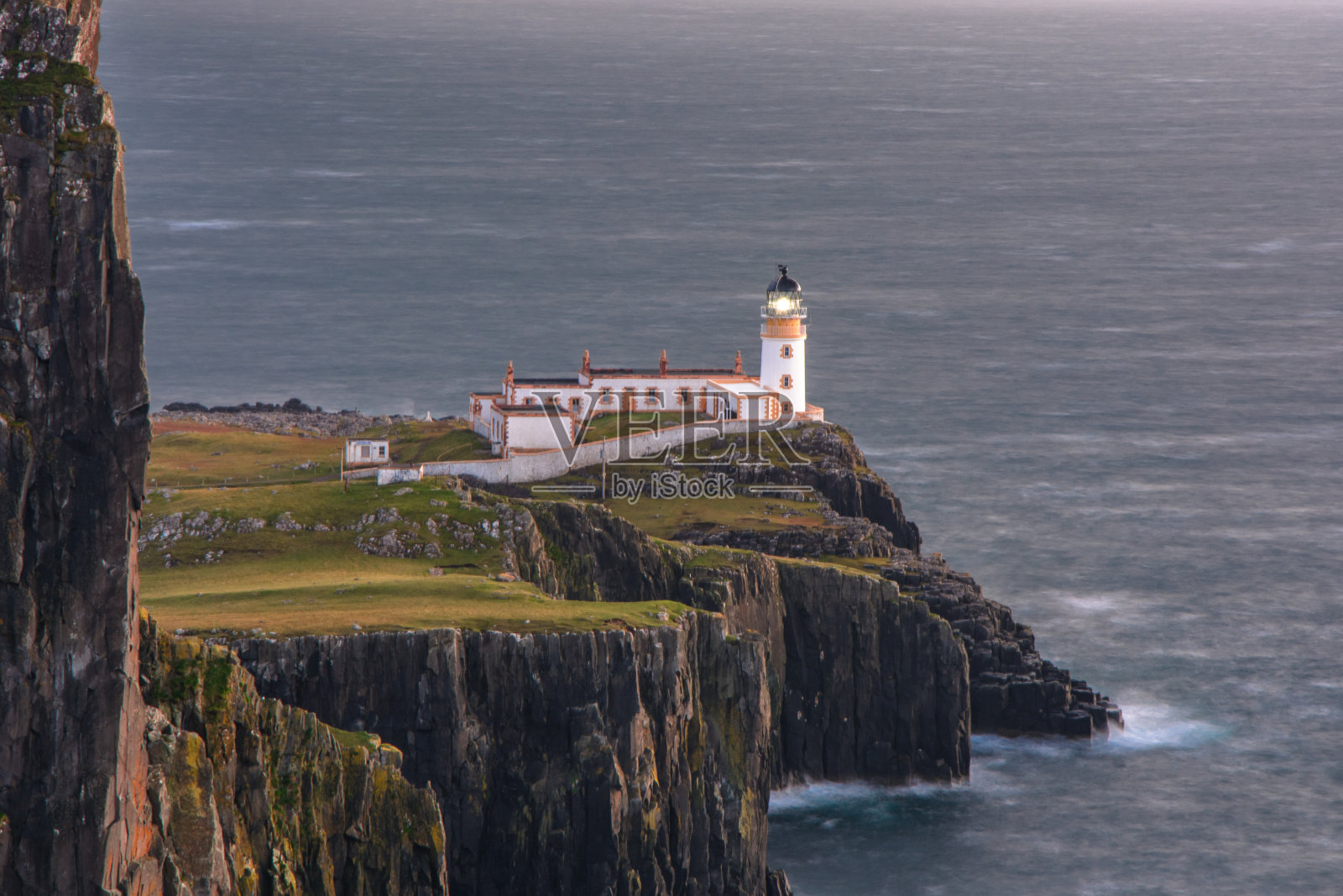 苏格兰斯凯岛的奈斯特灯塔照片摄影图片