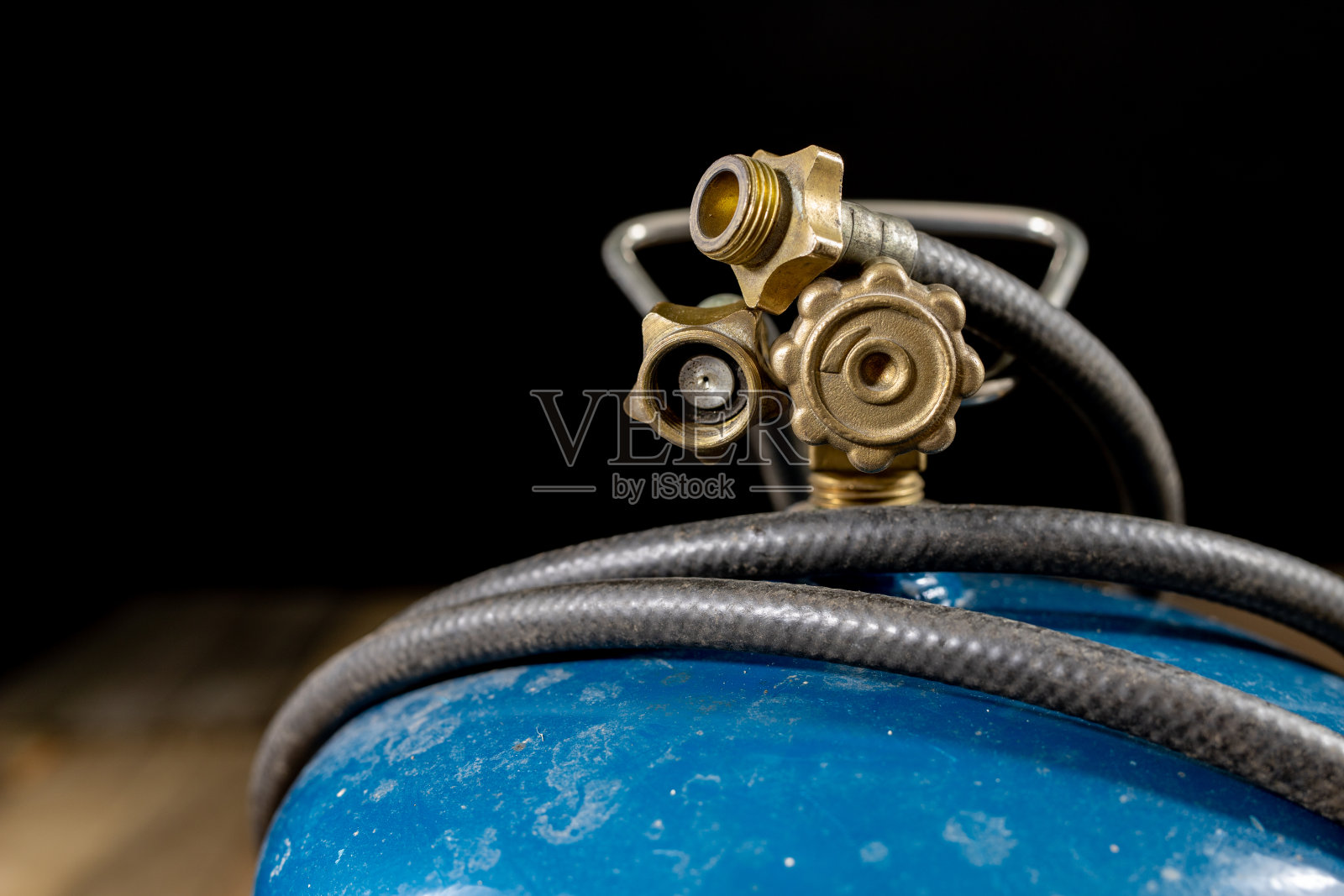 游客煤气炉的火焰。户外准备食物的配件。黑暗的背景。照片摄影图片