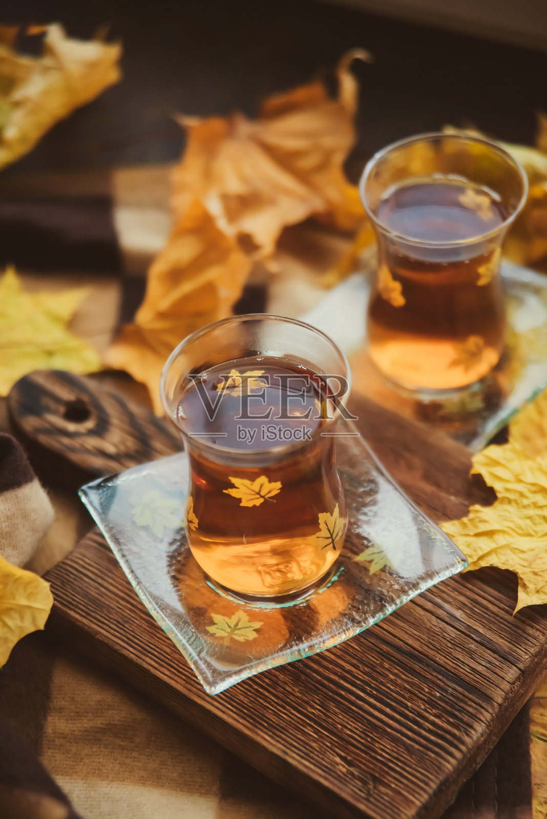 土耳其杯里的茶，书本，窗边黄色的枫叶，还有一条温暖的毯子——这就是秋天舒适和温暖的概念。照片摄影图片