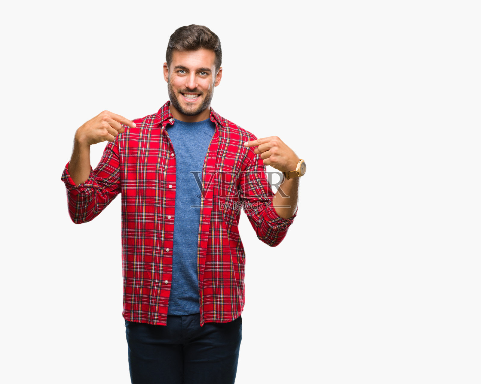 年轻英俊的男子在孤立的背景下看起来自信，脸上带着微笑，用手指指着自己骄傲和幸福。照片摄影图片