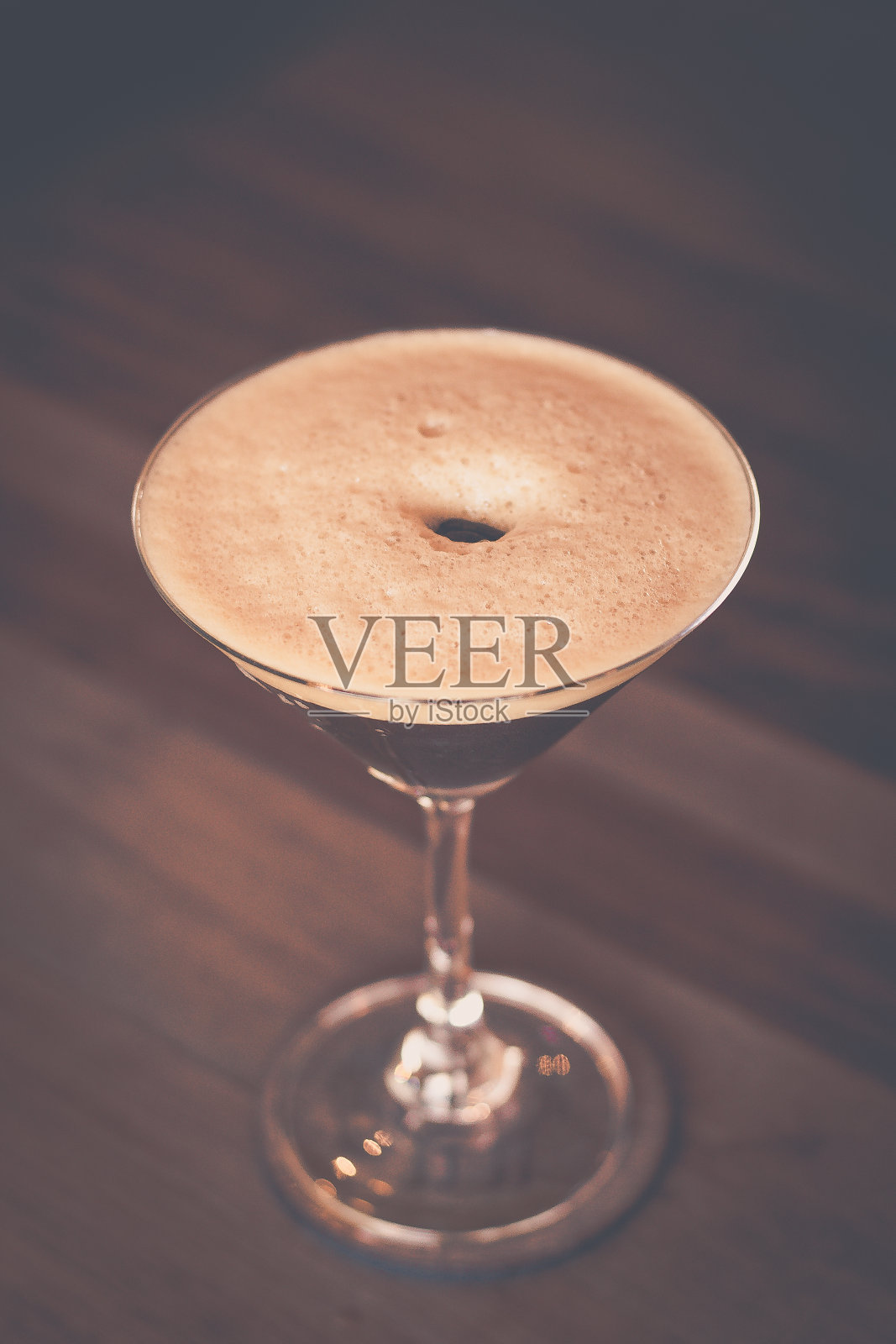不含酒精，用手摇，装在马提尼玻璃杯中照片摄影图片