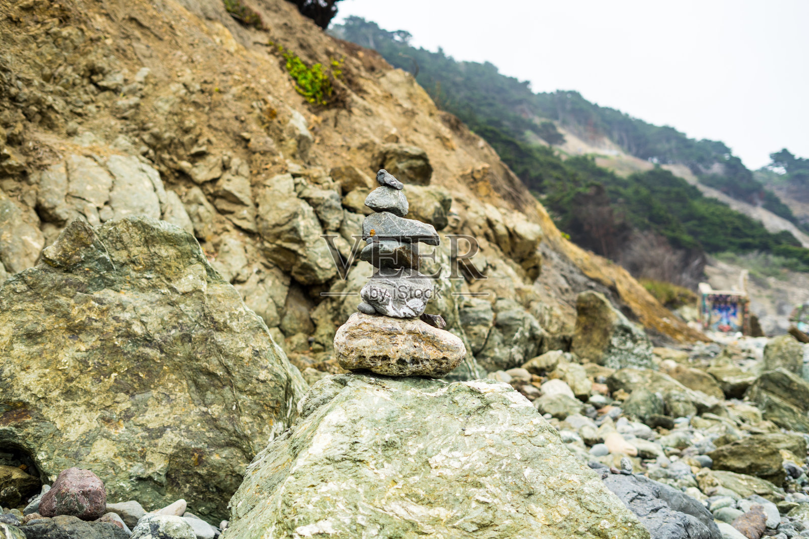 海滩上的一堆石头照片摄影图片
