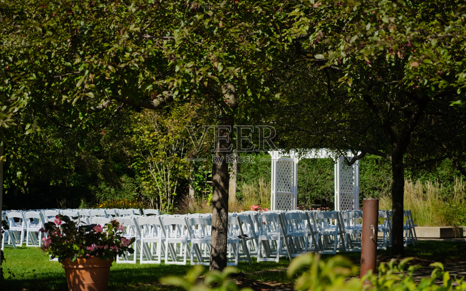 白色椅子和拱门照片摄影图片