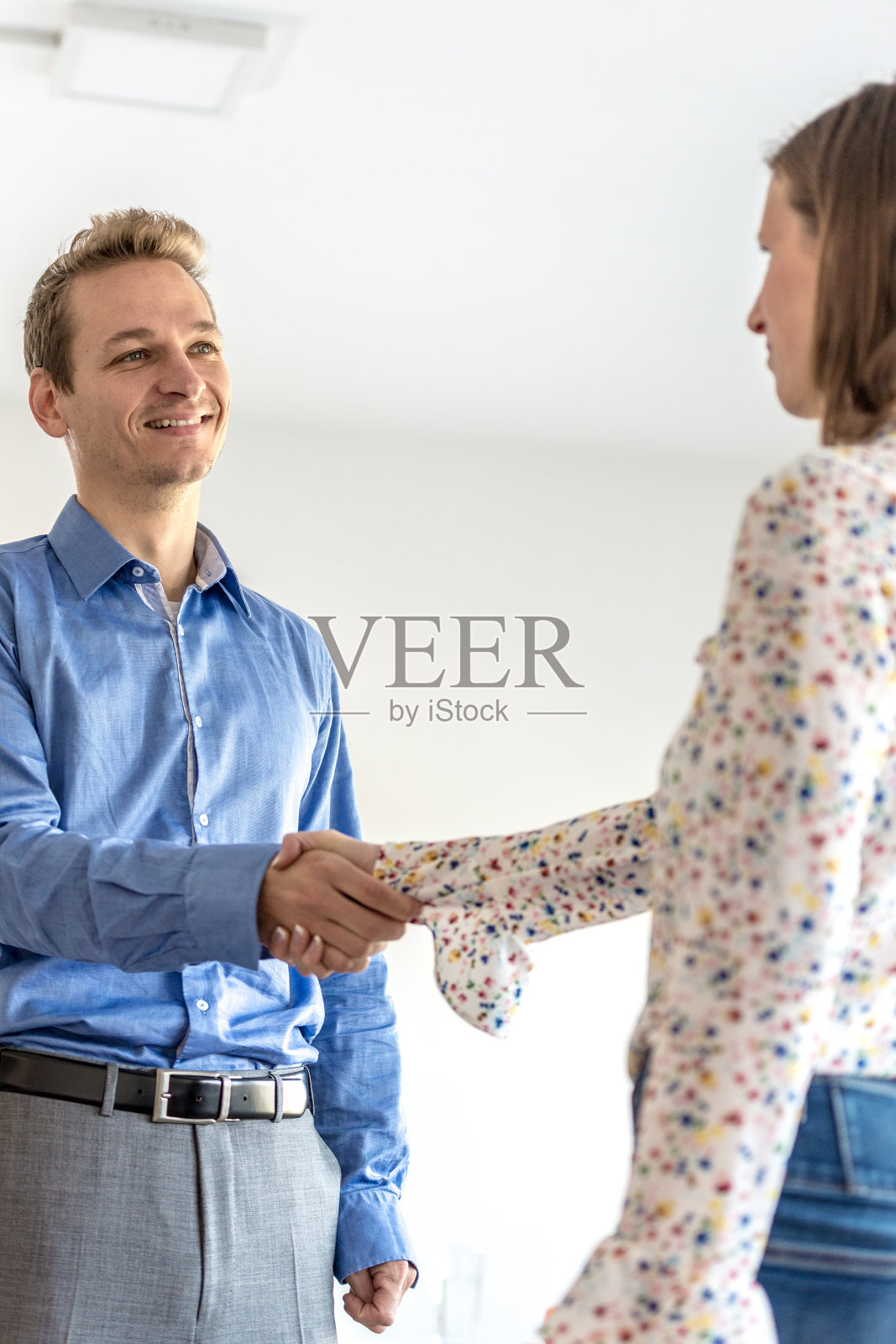 微笑自信的商人握手照片摄影图片