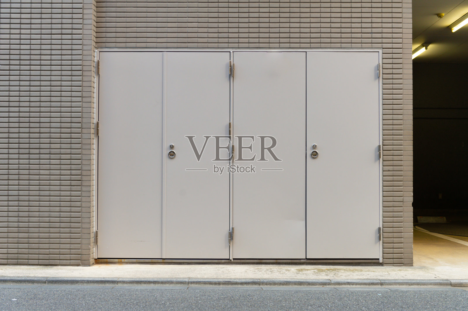 沿街道、墙和门的人行道照片摄影图片