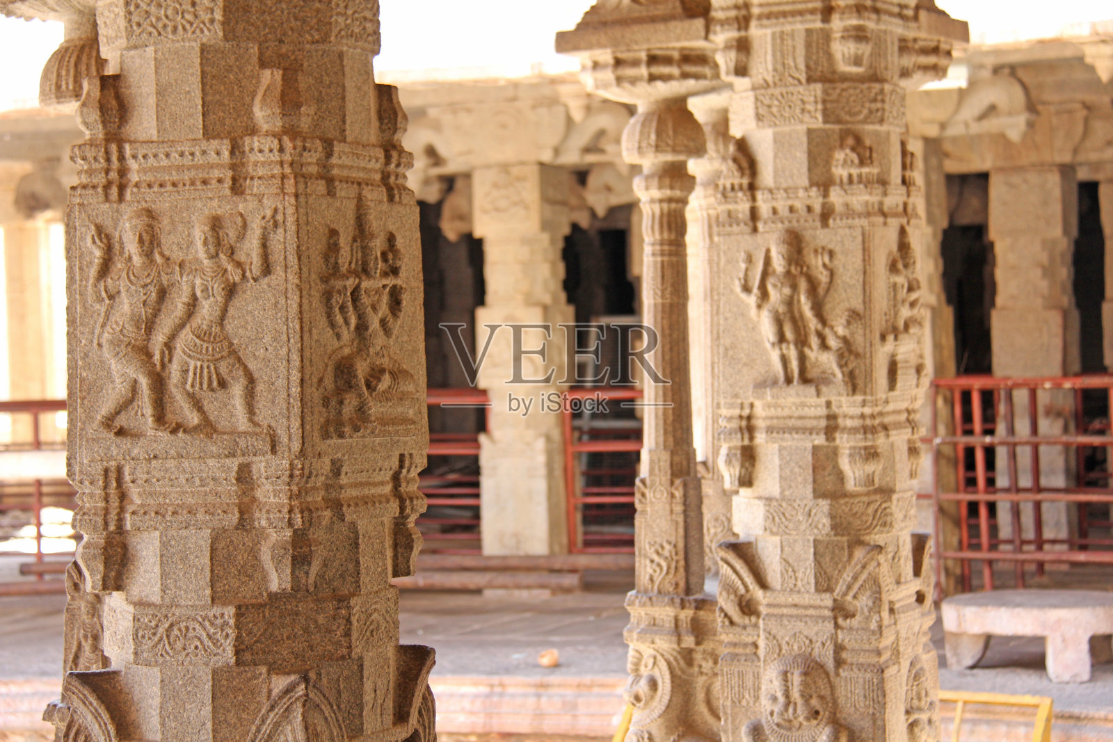 汉比Shiva Virupaksha神庙石柱上的浅浮雕。石雕古朴背景。石雕用石头雕刻的人像联合国教科文组织世界遗产。卡纳塔克邦,印度照片摄影图片