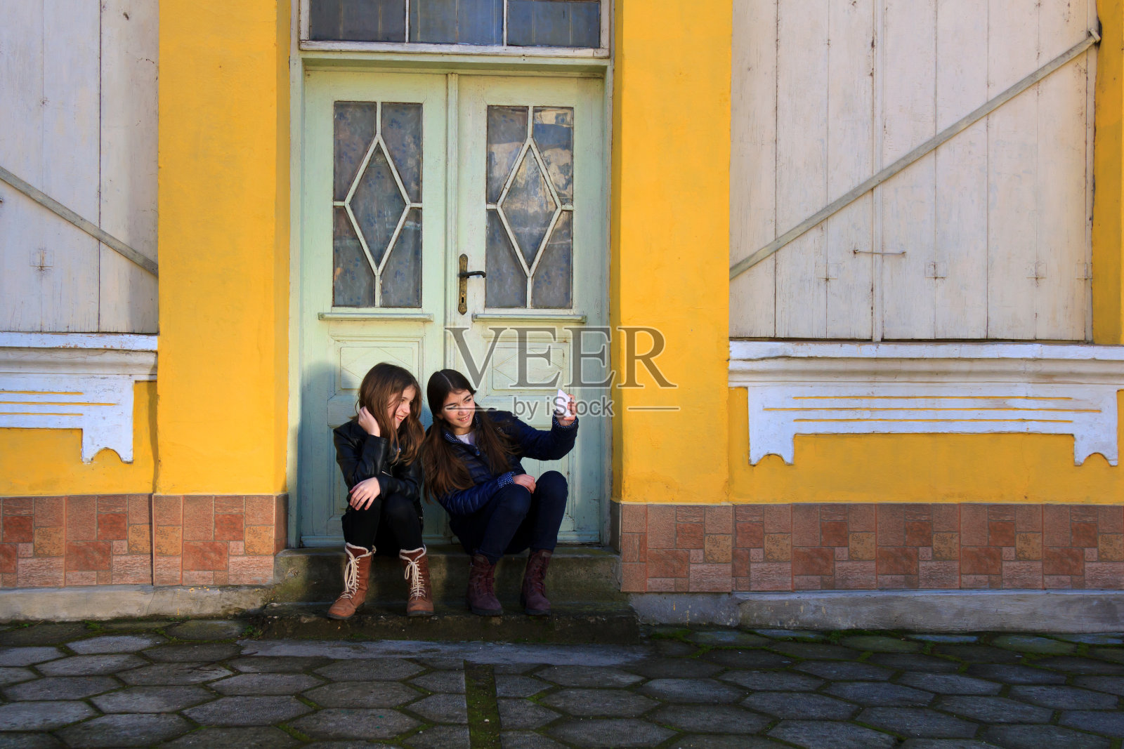 两个女孩在自拍照片摄影图片