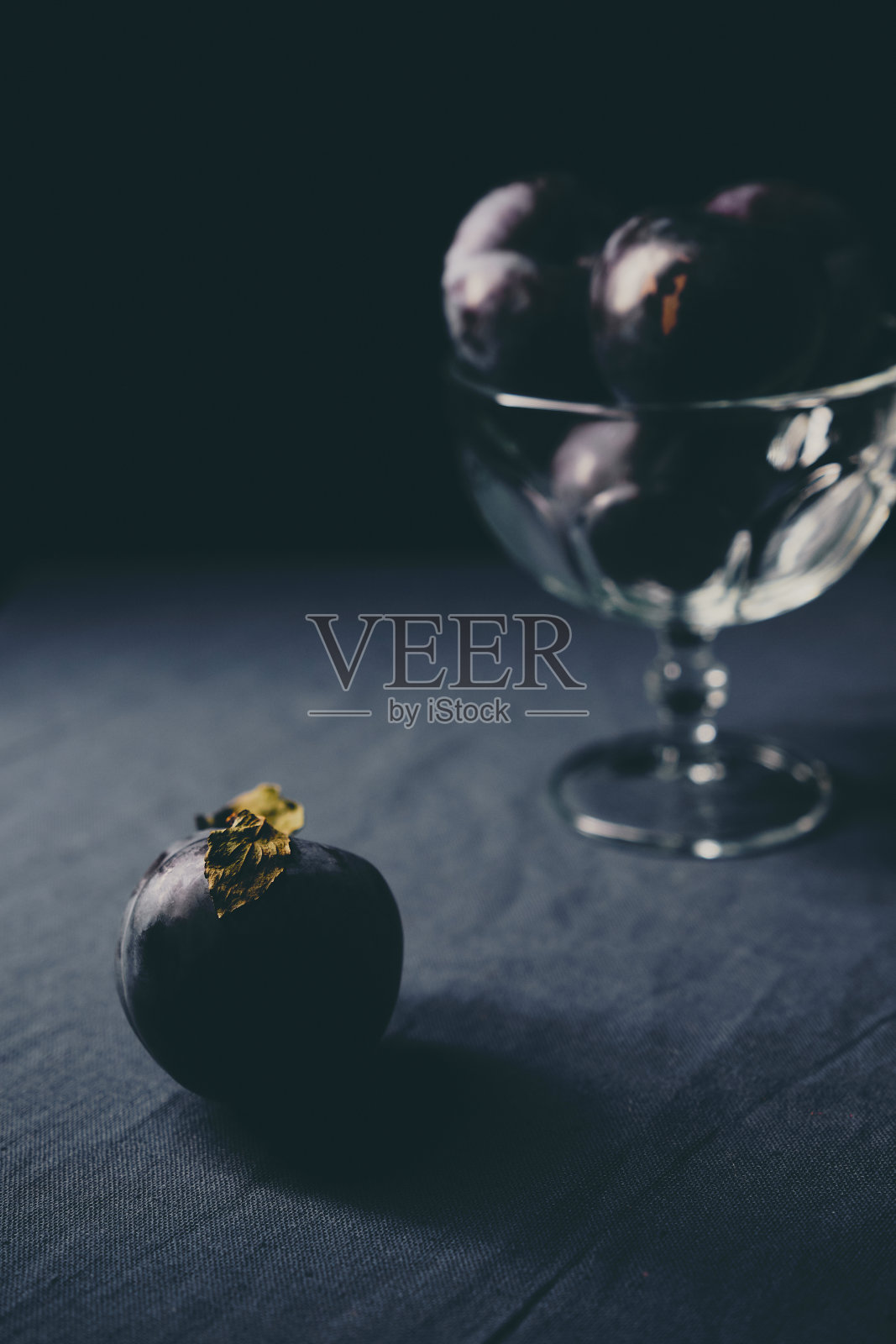 桌子上有李子照片摄影图片