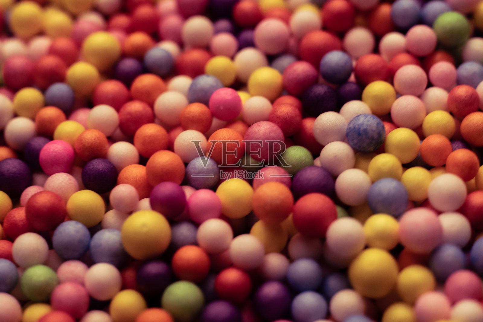 彩色小球背景接近。照片摄影图片