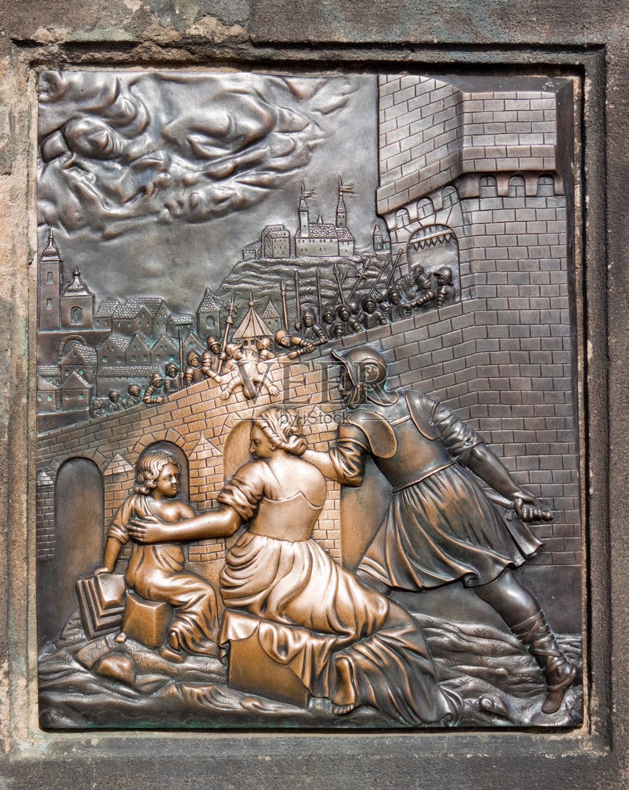 圣约翰·尼波慕克殉难。布拉格查尔斯桥上的浅浮雕匾。照片摄影图片