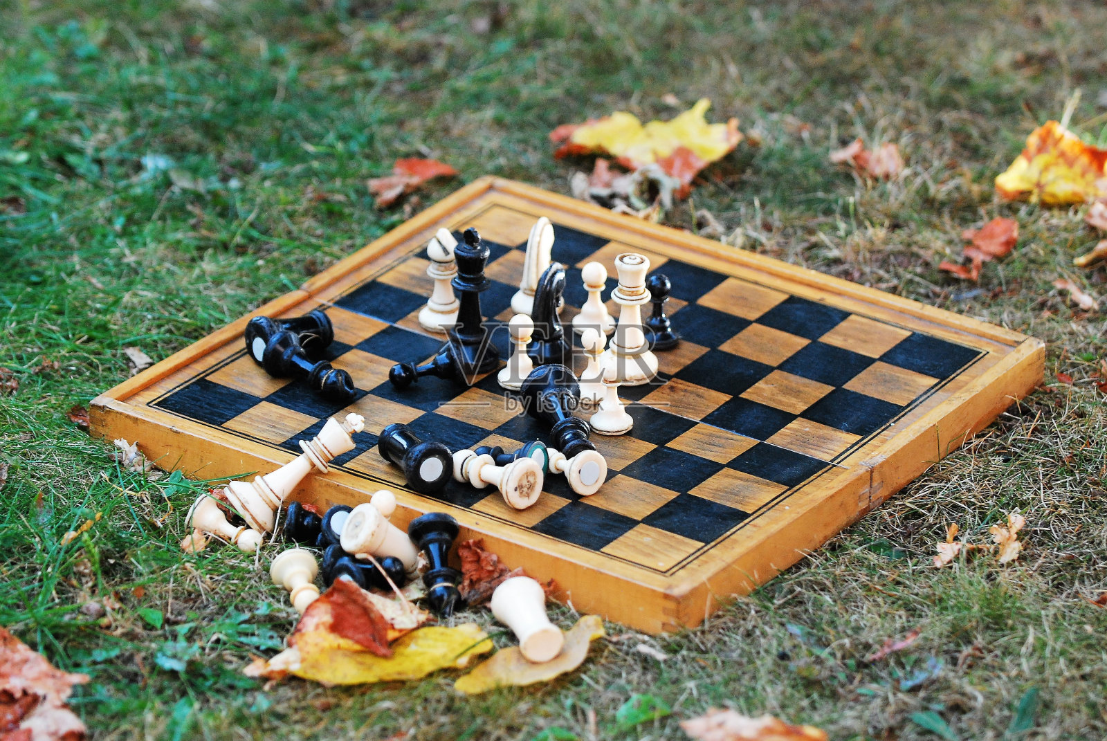 秋天草地上的棋盘和数字照片摄影图片