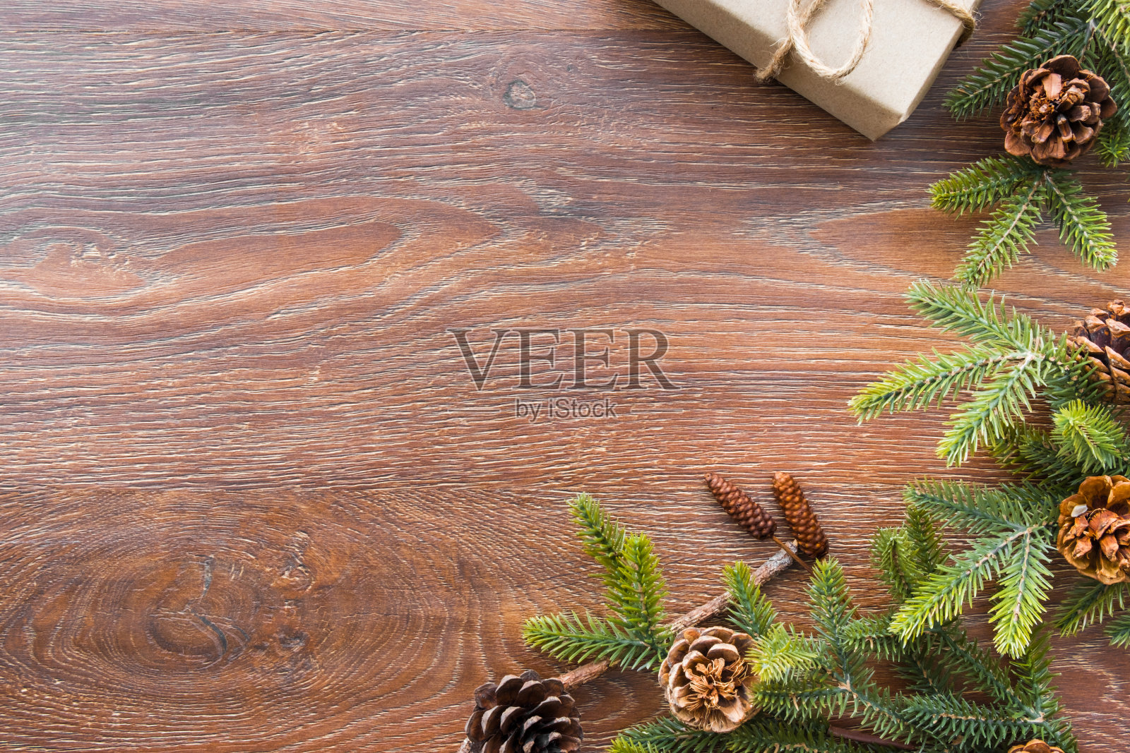 圣诞作文背景木桌子与礼盒和松枝与锥。顶视图与复制空间，平放。照片摄影图片