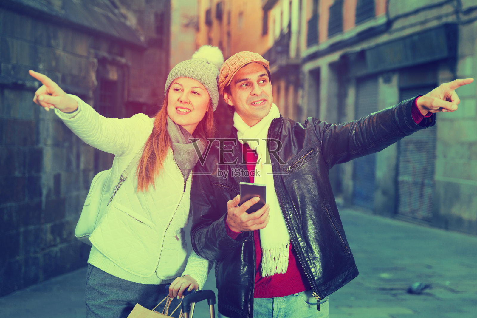 一对夫妇在历史名城中心用手机指着照片摄影图片