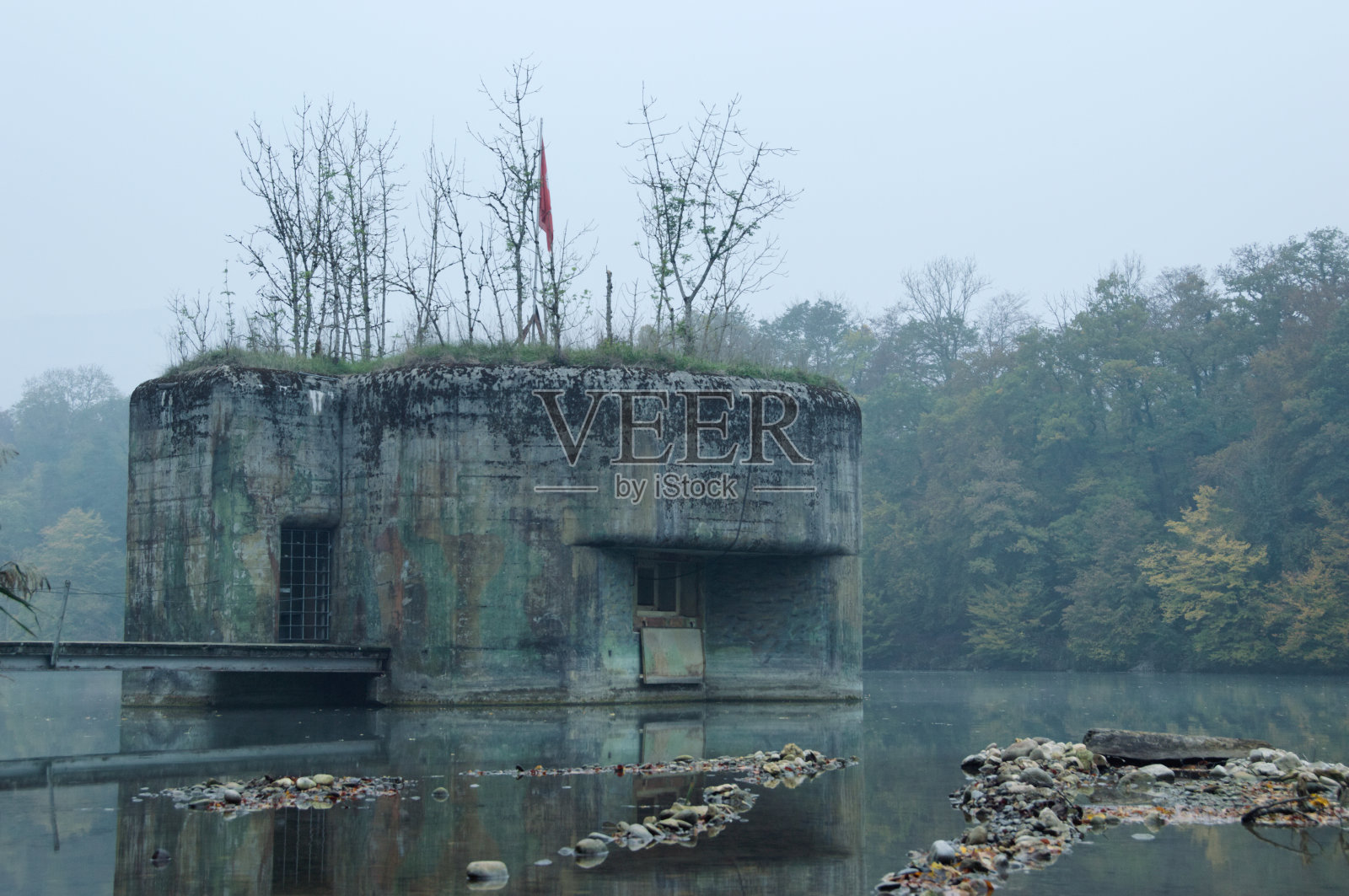 瑞士莱茵河上的二战地堡。照片摄影图片