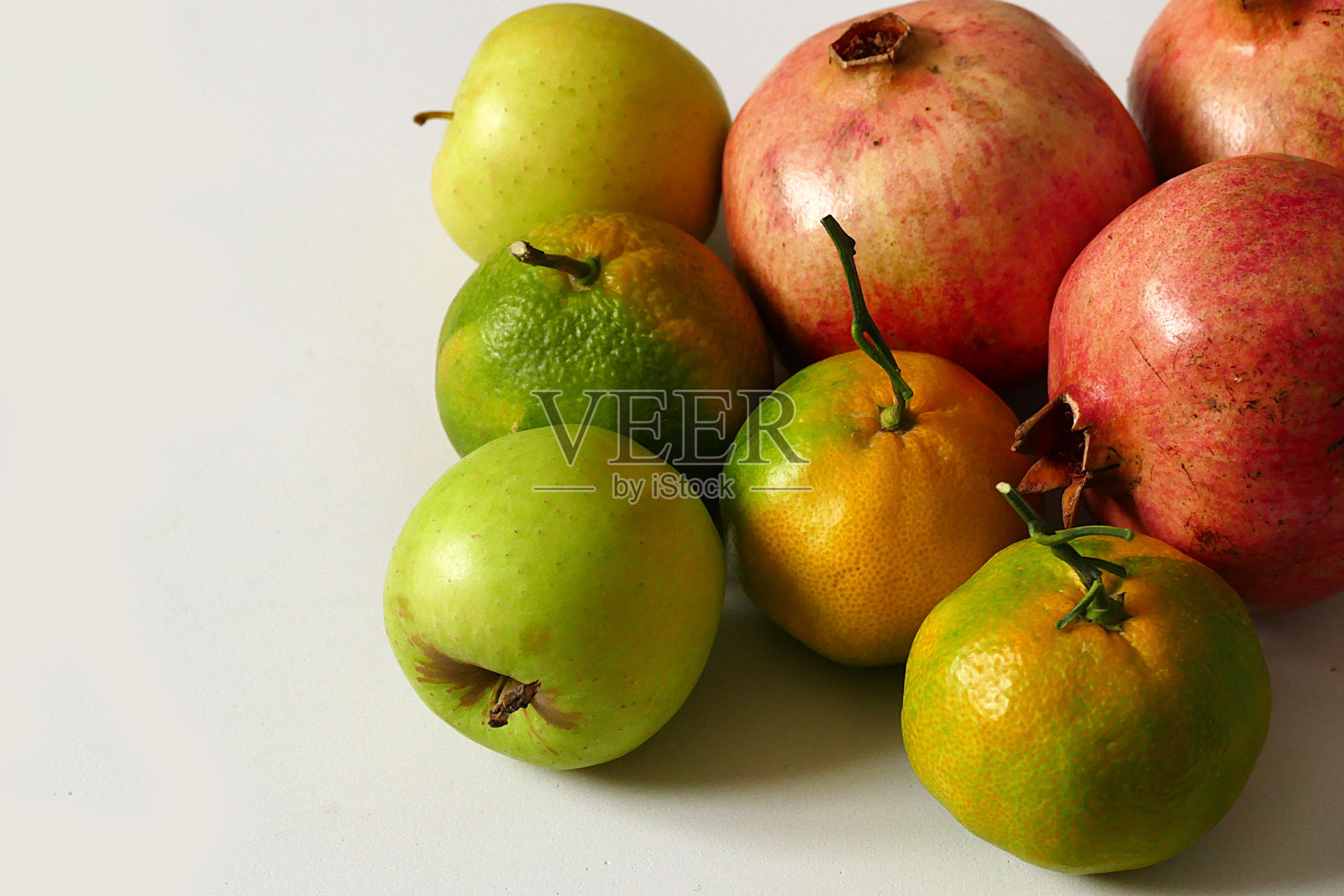 秋天和冬天的浆果桔子和石榴，橘子和石榴在白色的背景照片摄影图片