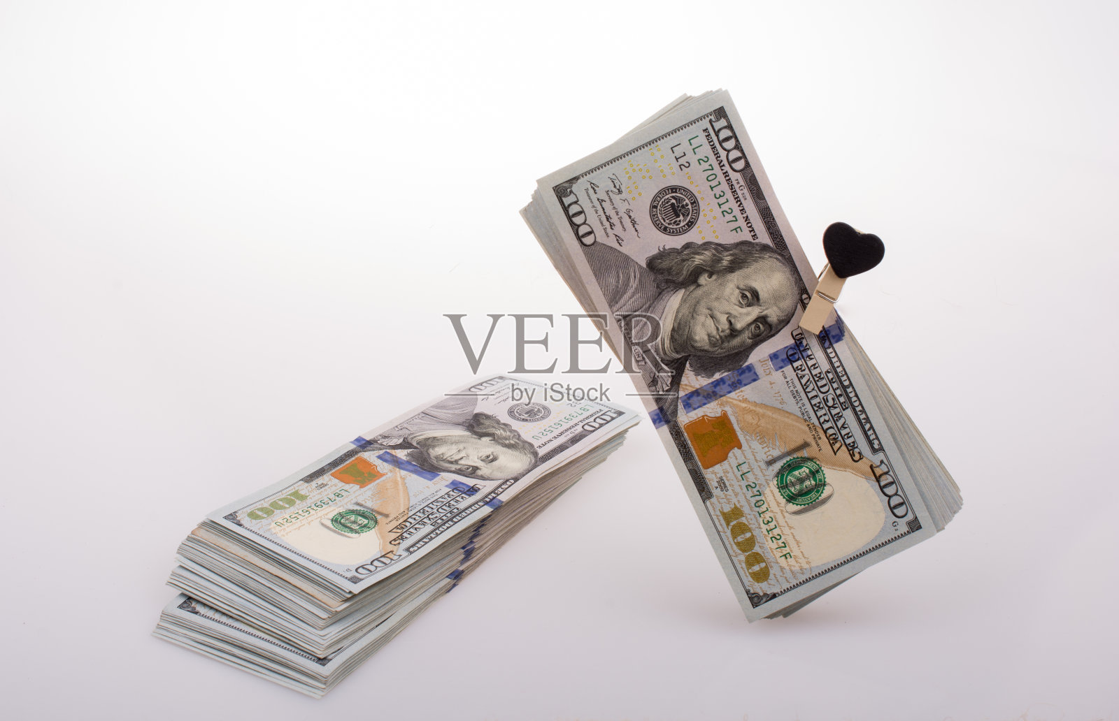 用绳子绑着心形夹子的美元钞票照片摄影图片