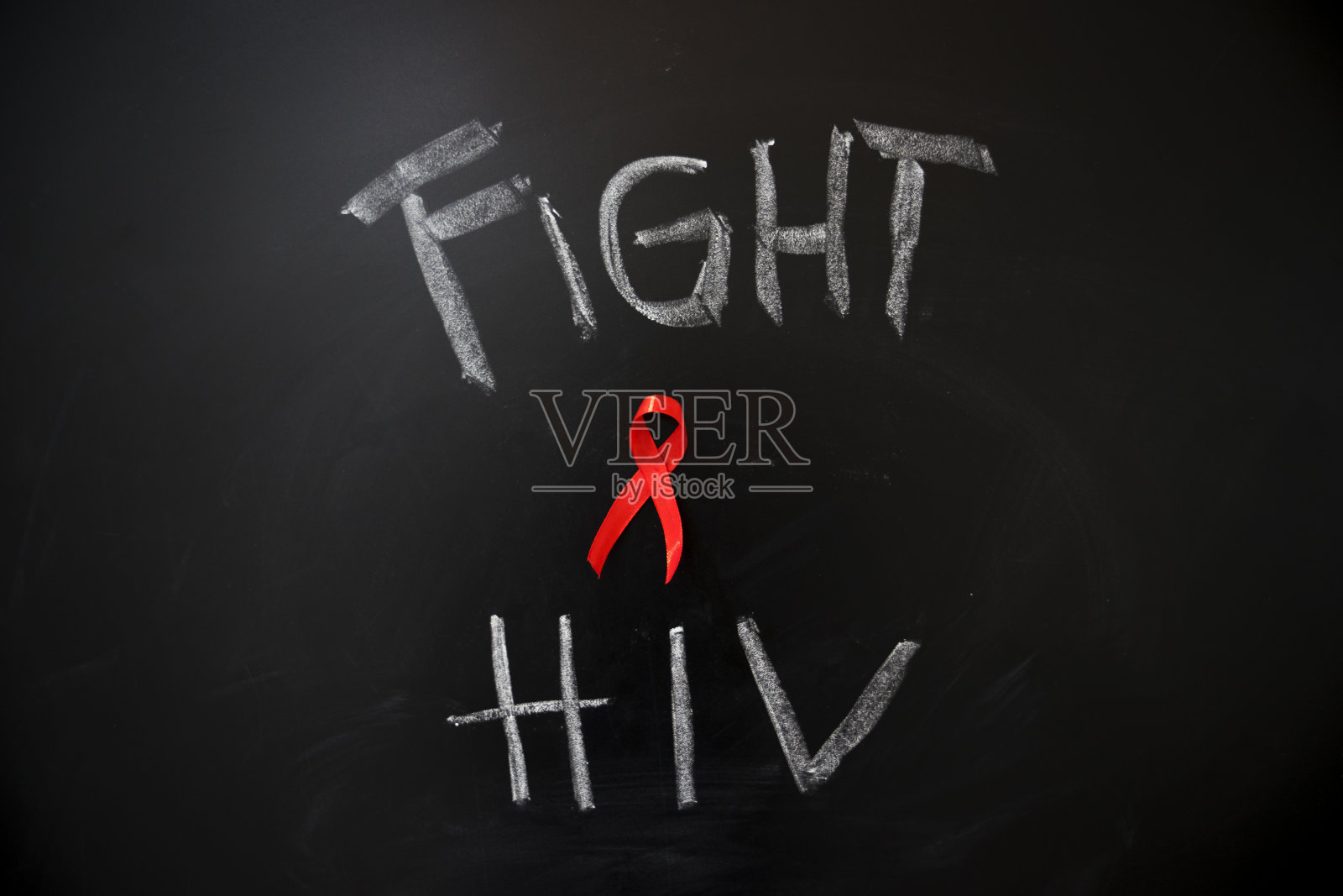 红丝带上写着抗击艾滋病毒照片摄影图片