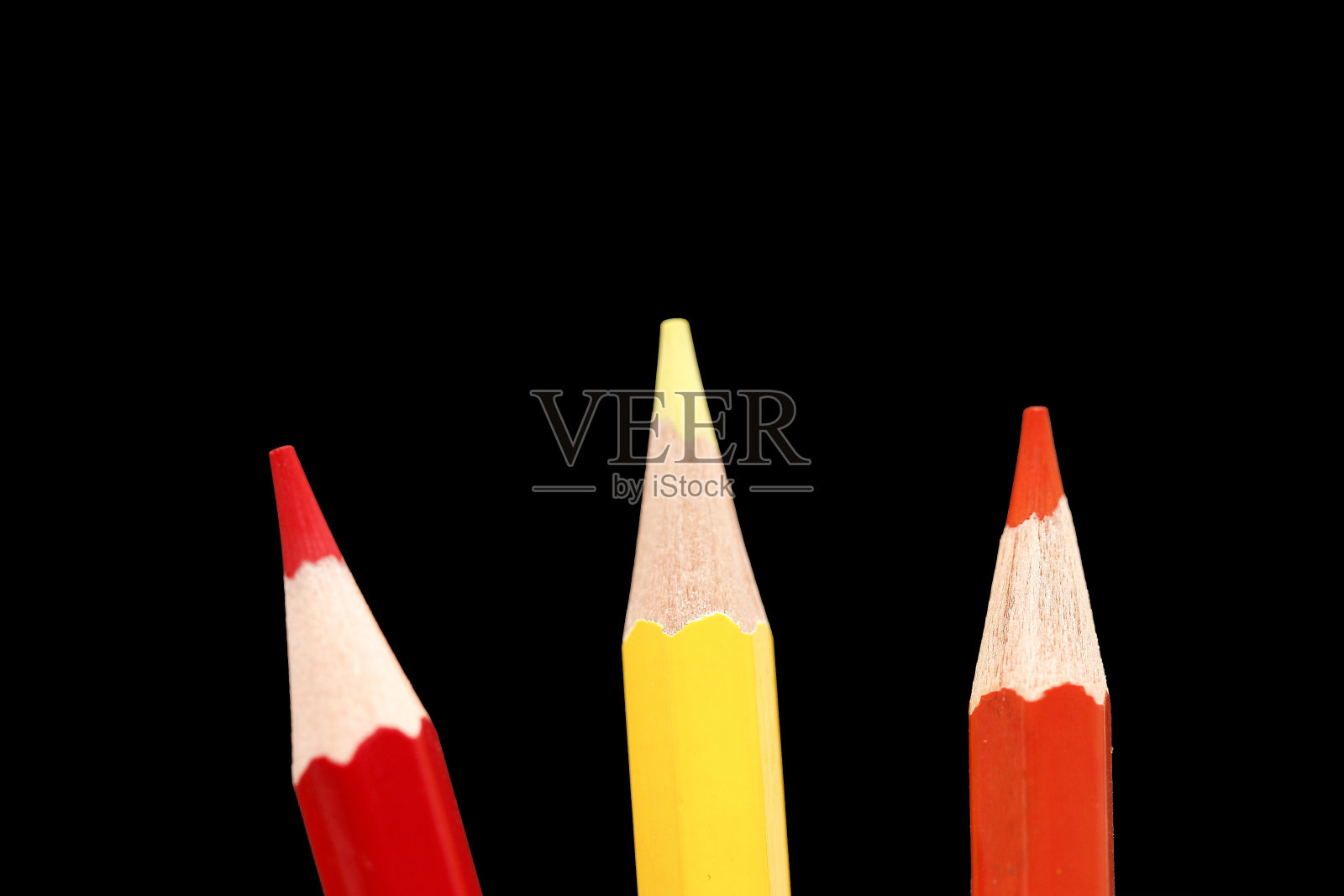 彩色铅笔在黑色背景上绘制彩色圆照片摄影图片