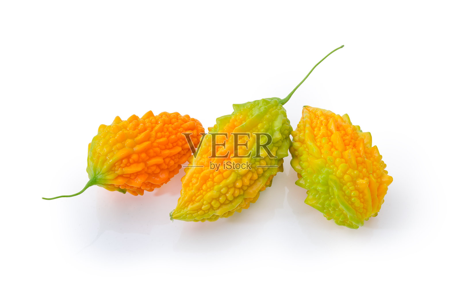 白色背景上的成熟苦瓜果实照片摄影图片