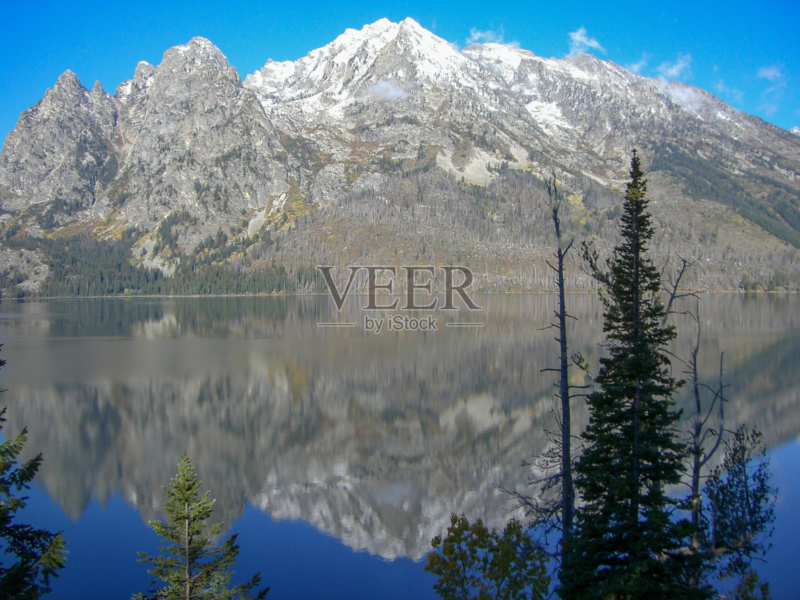 落基山脉前面的湖照片摄影图片