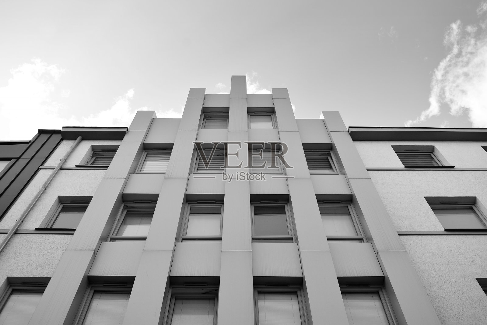 现代建筑。玻璃幕墙的现代办公大楼。黑色和白色。照片摄影图片