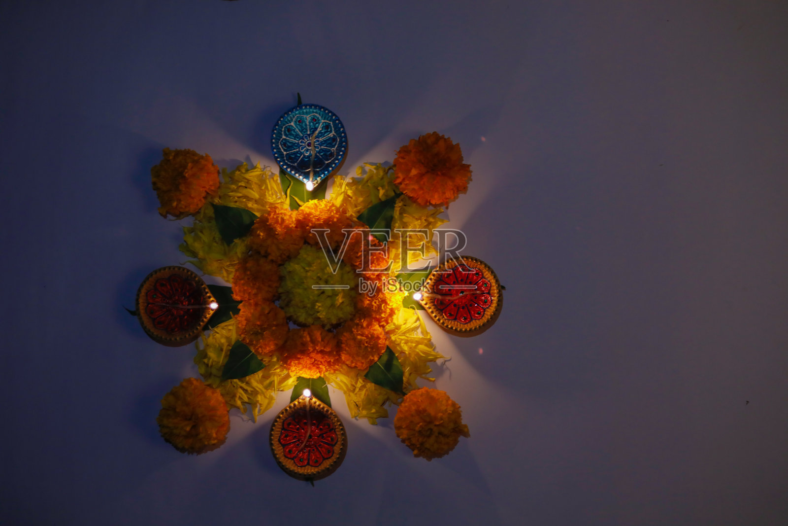 印度节日排灯节，排灯节灯和花兰戈里照片摄影图片