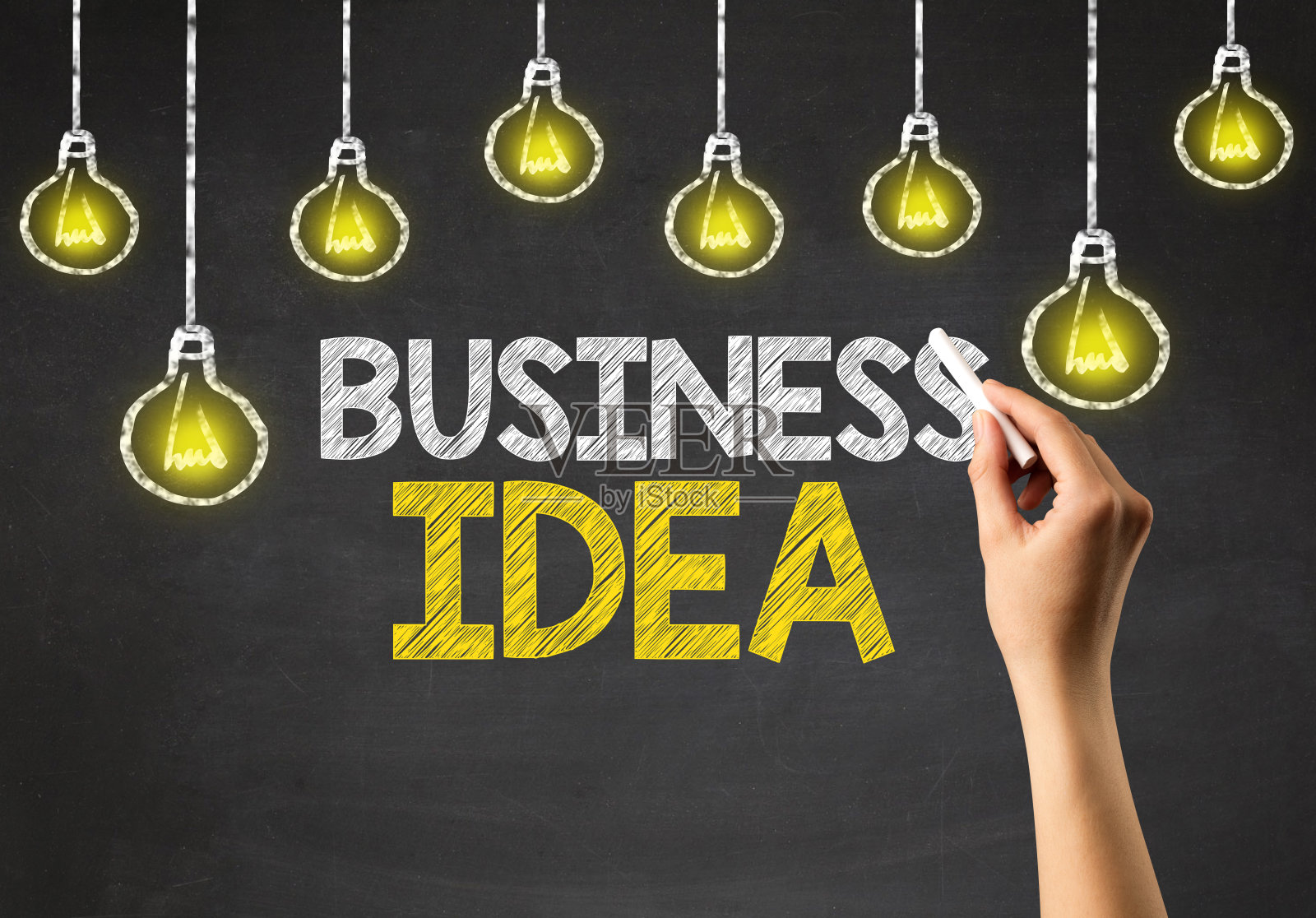 手拿着粉笔照片摄影图片