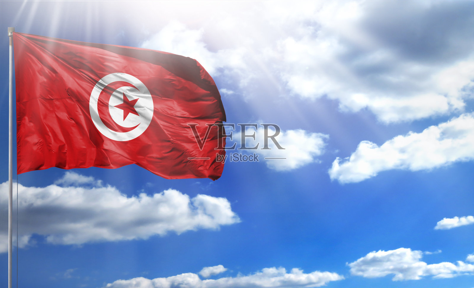 旗杆上的突尼斯国旗映衬着蓝天照片摄影图片