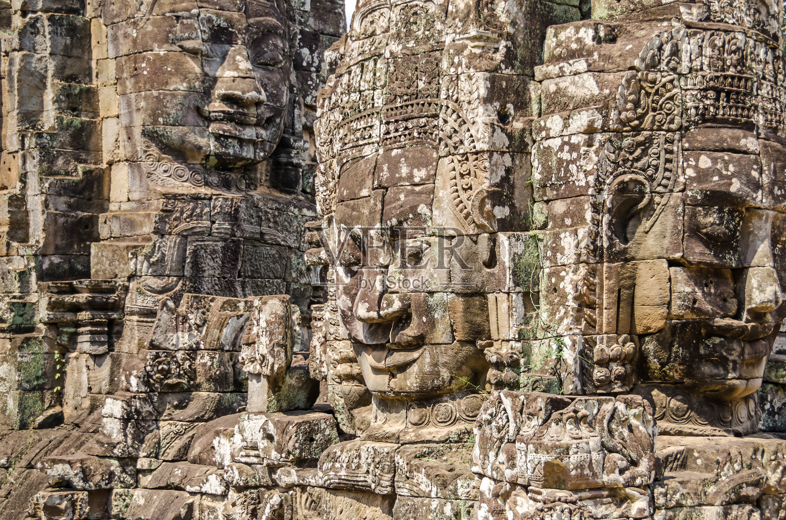 柬埔寨吴哥窟巴戎寺的笑脸石像照片摄影图片