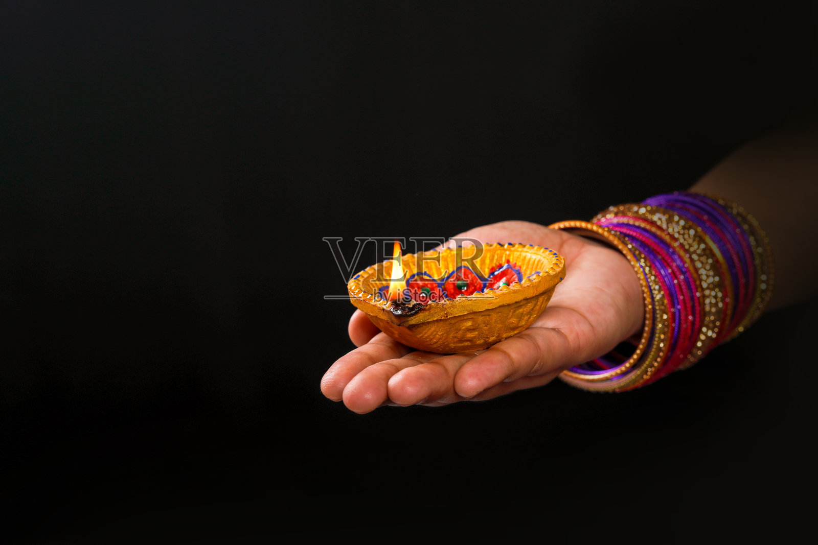 印度排灯节，手拿灯照片摄影图片