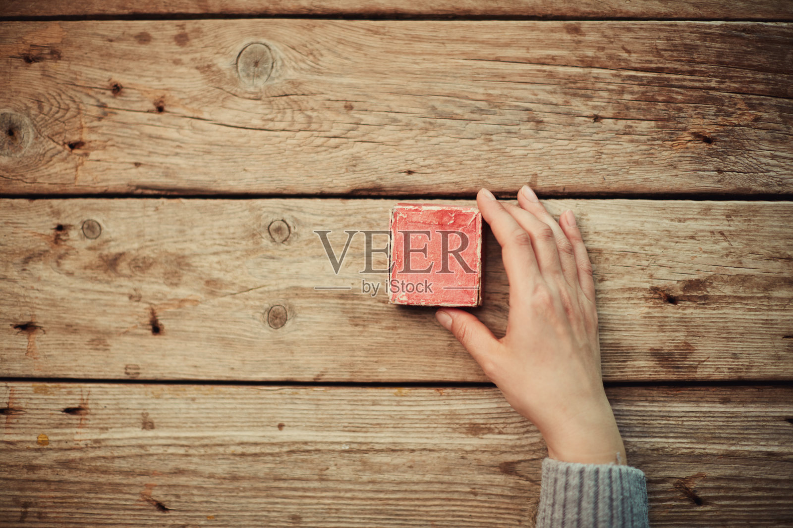 手握旧礼品盒照片摄影图片